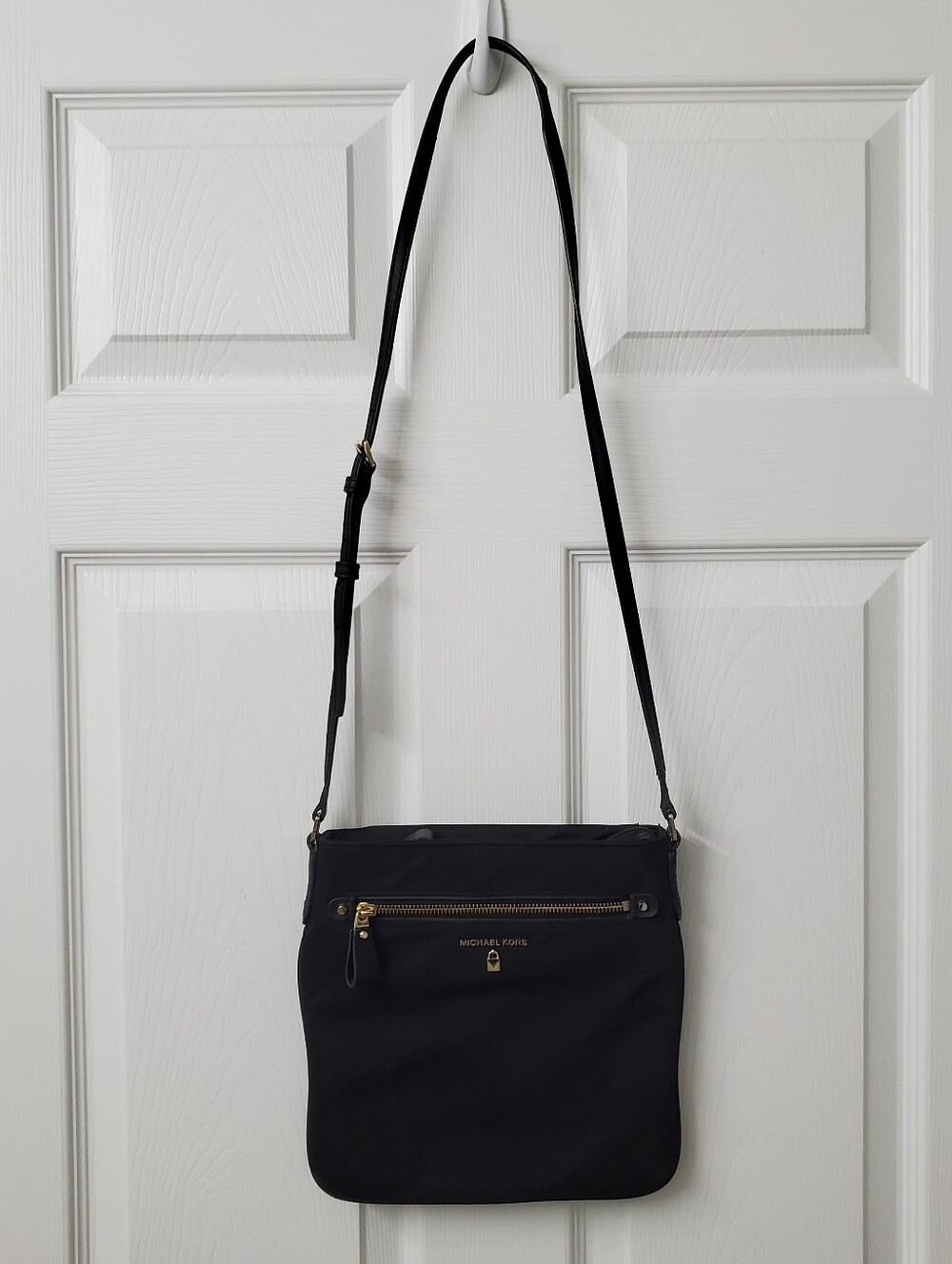 Michael Michael Kors Kelsey Nylon Crossbody bag with gold-tone - Picture 3 of 11